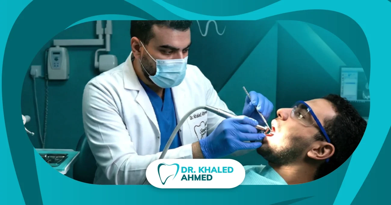 أفضل دكتور خلع ضرس العقل يفحص حالة مريض قبل إجراء خلع ضرس العقل باستخدام أحدث التقنيات.