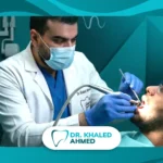 أفضل دكتور خلع ضرس العقل يفحص حالة مريض قبل إجراء خلع ضرس العقل باستخدام أحدث التقنيات.