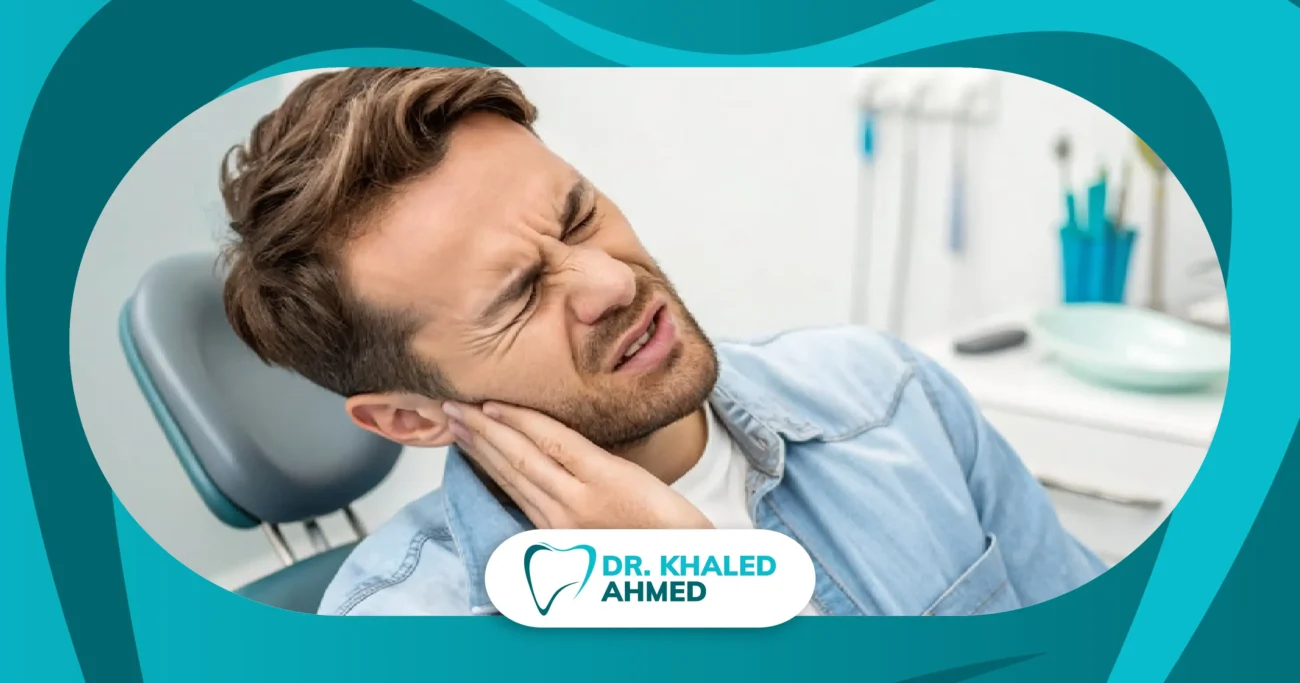 ألم شديد بعد خلع ضرس العقل بأسبوع أثناء فحص طبيب الأسنان لتشخيص سبب الألم وعلاج مضاعفات الخلع
