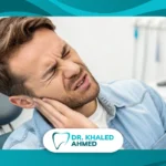 ألم شديد بعد خلع ضرس العقل بأسبوع أثناء فحص طبيب الأسنان لتشخيص سبب الألم وعلاج مضاعفات الخلع