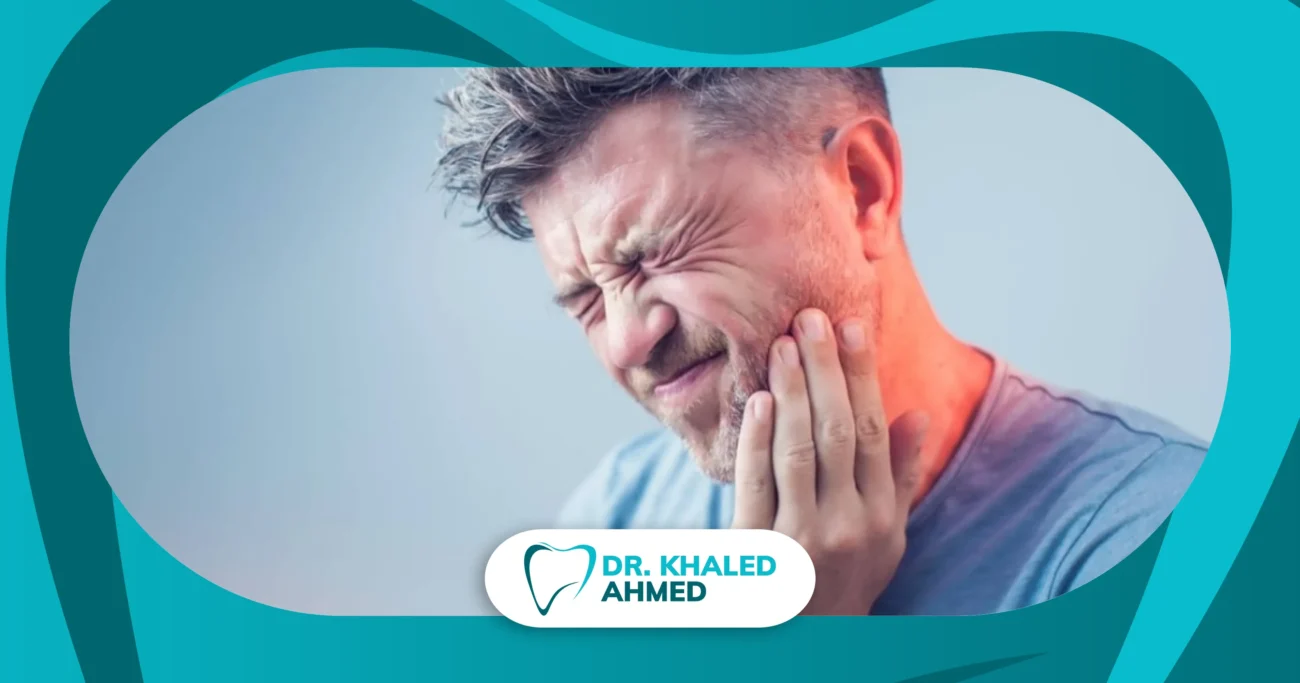 ألم الفك بعد خلع ضرس العقل لدى مريض أثناء فحص الأسنان في العيادة