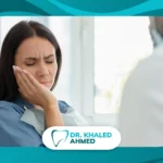 متى يجب خلع ضرس العقل؟ طبيب أسنان يفحص ضرس العقل لتحديد الحاجة إلى الخلع